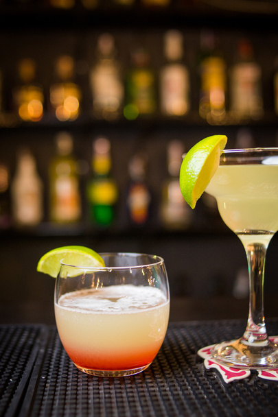 yellow alcoholic cocktail  - Фото, изображение