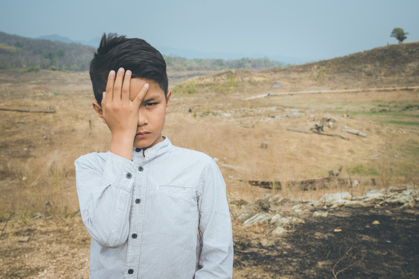 μια φοβισμένη νεαρή Ασίας αγόρι - Φωτογραφία, εικόνα
