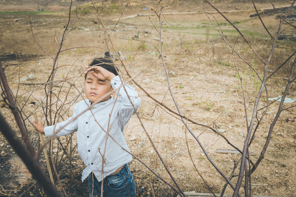 Pelokas nuori aasialainen poika
 - Valokuva, kuva
