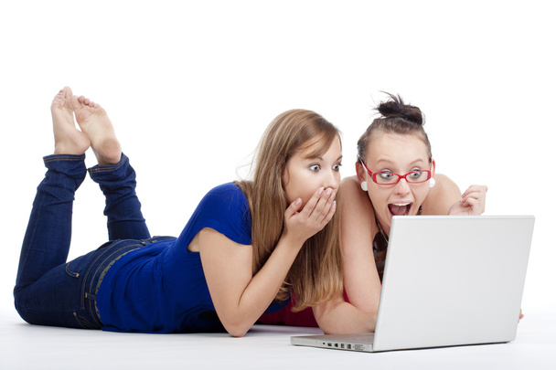 tytöt kannettavan tietokoneen kanssa - Valokuva, kuva