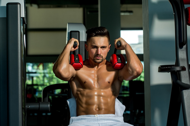 muscular man training in gym - Foto, Bild