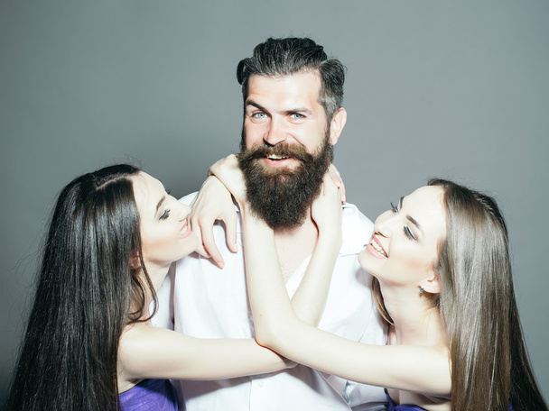 Bearded man and two women - Valokuva, kuva