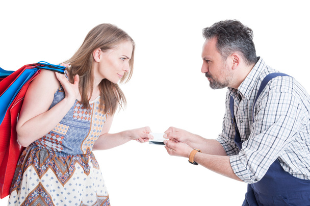 Zangado shopaholic e mecânico homem argumentando para cartão de débito
  - Foto, Imagem