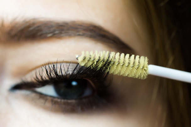 Female eye with mascara brush - Foto, afbeelding