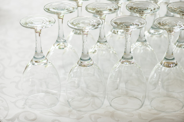 Bicchieri vuoti nel ristorante - Foto, immagini
