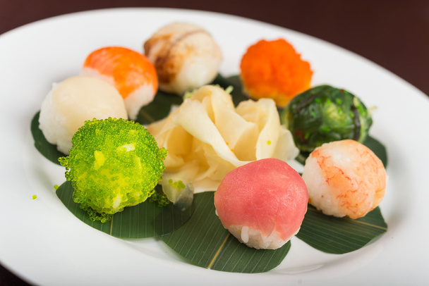 Rollos de sushi japoneses
 - Foto, Imagen