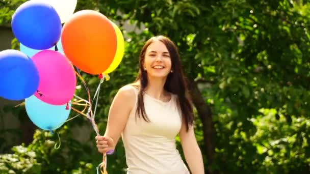 materiał na zewnątrz taniec z balonami młoda kobieta - Materiał filmowy, wideo