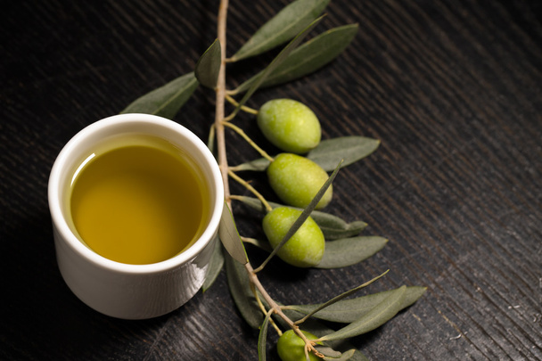 Branch of olive tree with green olive berries and cap of fresh o - Фото, изображение