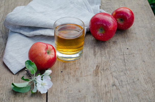 Elma suyu ve elma (kırmızı ve yeşil) ahşap bir masa üzerinde - Fotoğraf, Görsel