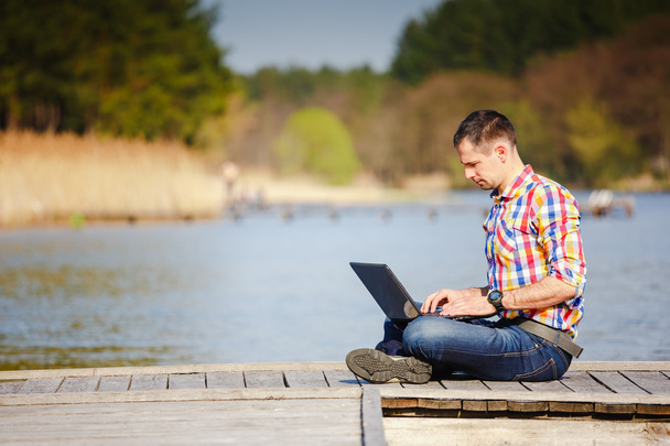 homem com laptop ao ar livre
 - Foto, Imagem