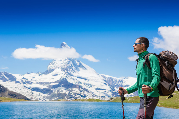 Backpacker on hikers trail near Matterhorn - Foto, Bild