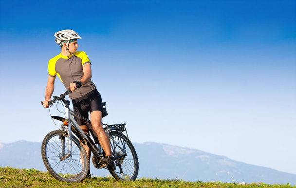 maastopyöräilijä aurinkoisena päivänä
 - Valokuva, kuva