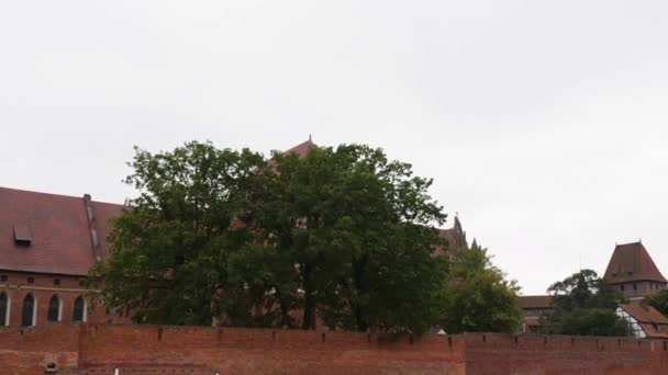 El Castillo de la Orden Teutónica en Malbork es el castillo más grande del mundo por superficie. Fue construido en Marienburg, Prusia por los Caballeros Teutónicos, en una forma de fortaleza de Ordensburg
. - Imágenes, Vídeo