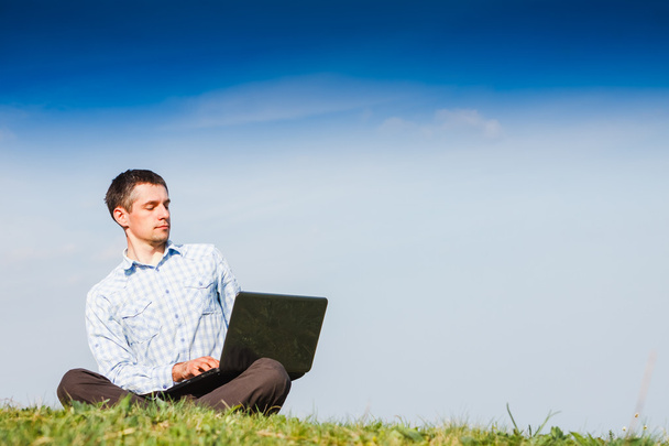 Muž sedící s laptopem - Fotografie, Obrázek