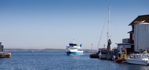 İsveç tatil Adası o gelen toplu taşıma feribot - Fotoğraf, Görsel
