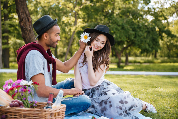 Happy young couple relaxing and having picnic in park - Foto, Imagem