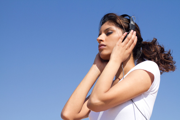 Middle eastern woman listening music outdoors - Fotografie, Obrázek
