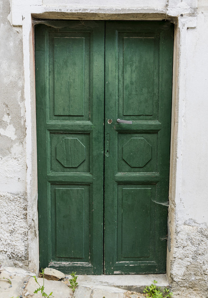 старая зеленая деревянная дверь - Фото, изображение