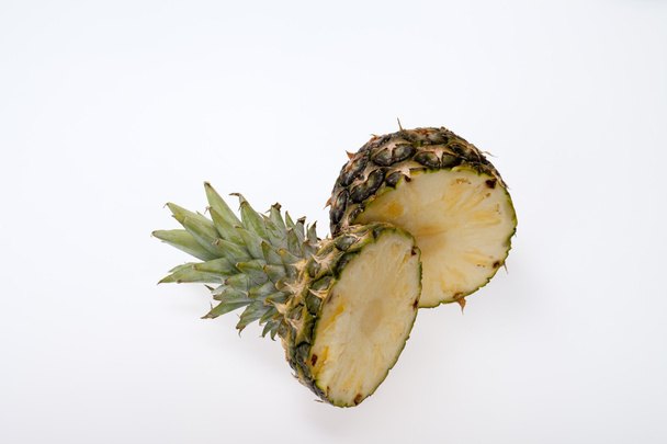Friss szelet ananász fehér alapon - Fotó, kép