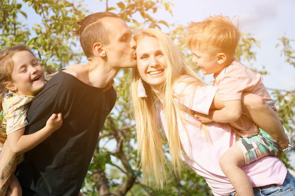 Portrait d'une famille heureuse à l'extérieur
 - Photo, image