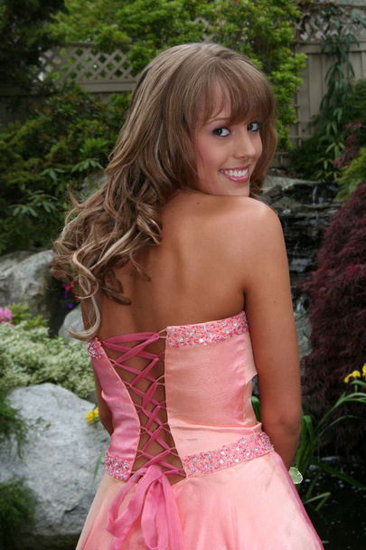 όμορφη ξανθιά κοπέλα έφηβων στο φόρεμα prom - Φωτογραφία, εικόνα
