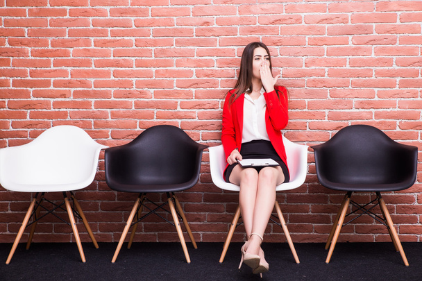 donna in attesa sulla sedia per la decisione del colloquio di lavoro
 - Foto, immagini