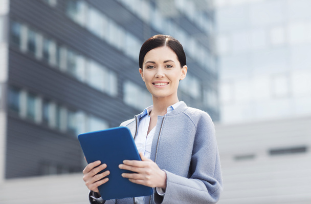 smiling business woman with tablet pc in city - Foto, Bild