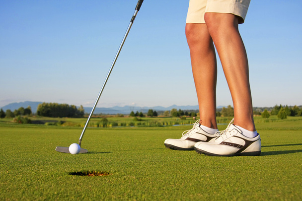 Dame golfspeler putt - Foto, afbeelding