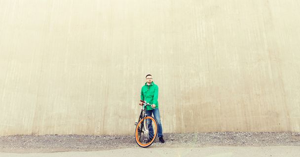 happy young hipster man with fixed gear bike - Fotografie, Obrázek
