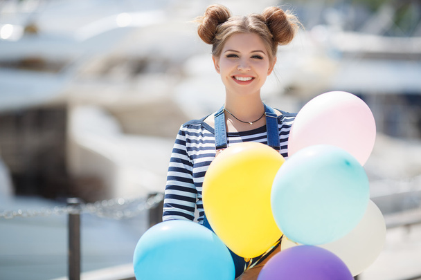 Sahilde renkli balonları ile hamile kadın - Fotoğraf, Görsel