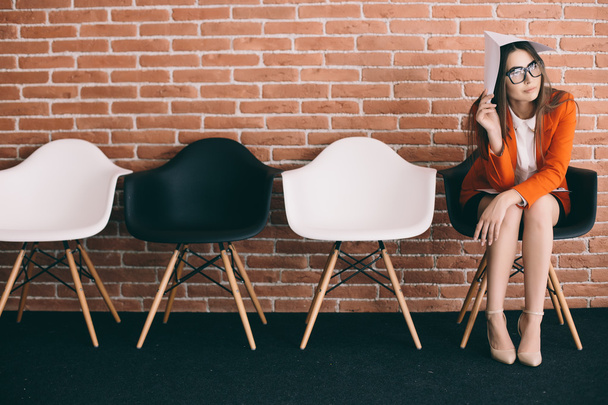 mujer esperando en la silla para la decisión de la entrevista de trabajo
 - Foto, Imagen