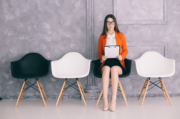Kobieta czeka na krzesło na decyzji z rozmowy kwalifikacyjnej - Zdjęcie, obraz