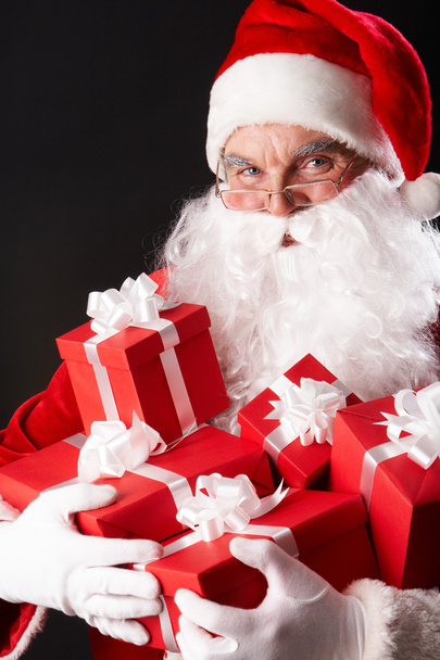 Санта с коробками подарков
 - Фото, изображение