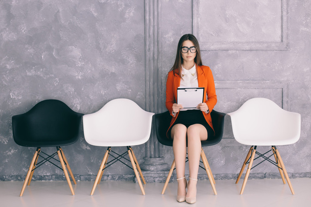 femme en attente sur la chaise pour la décision de l'entrevue d'emploi
 - Photo, image