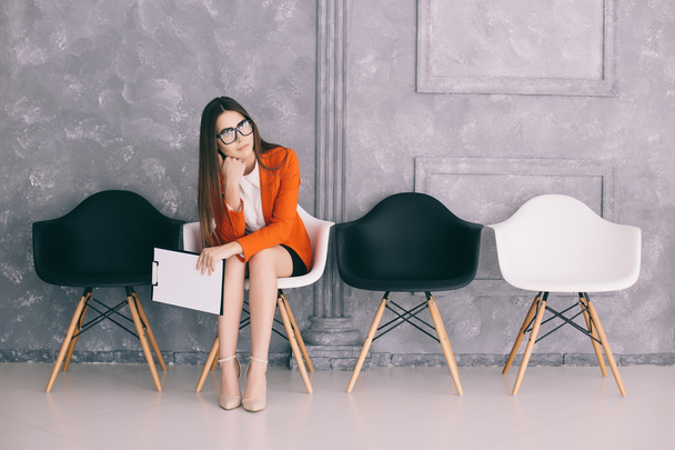 mujer esperando en la silla para la decisión de la entrevista de trabajo
 - Foto, Imagen