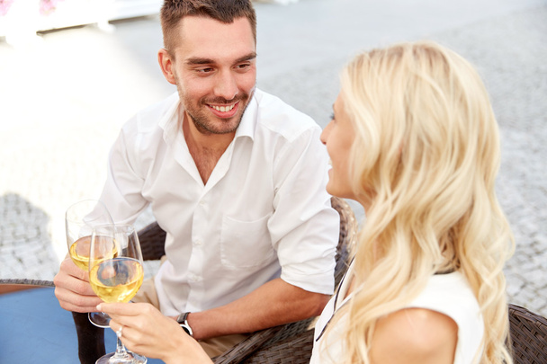 happy couple drinking wine at open-air restaurant - Valokuva, kuva