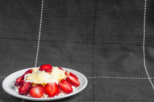 Erdbeeren mit Zitrone und Quark - Foto, Bild