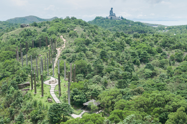 Estelas que contienen sutra de siglos de antigüedad a lo largo del camino de la sabiduría en las colinas de Ngong Ping en la isla de Lantau
, - Foto, Imagen