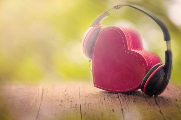 Ακουστικά με κόκκινη καρδιά. - Φωτογραφία, εικόνα