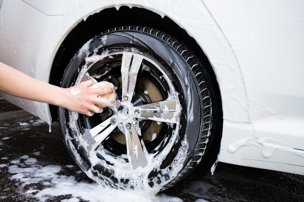 чоловіча рука з губкою миття автомобіля колесо
 - Фото, зображення