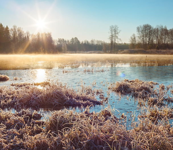 Talvi järvi auringonnousun aikaan
 - Valokuva, kuva