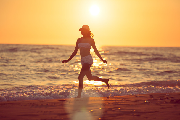 Running barefoot on the beach - Foto, Bild