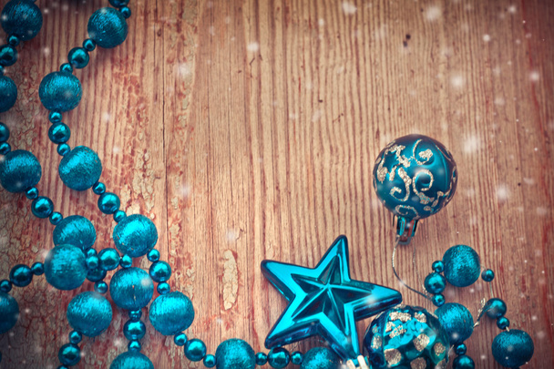 Siniset koristeet helmillä kaulakoru ja hopea pallot joulukuusi puinen pöytä
 - Valokuva, kuva