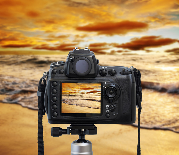 Cámara de fotografía superior en la puesta de sol del mar
  - Foto, Imagen