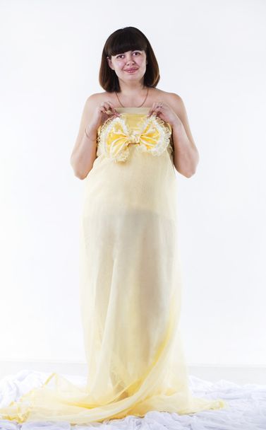 zwangere vrouw in gele jurk - Foto, afbeelding