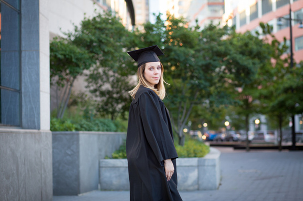 Портрет студентки коледжу у випускній шапці та одязі
 - Фото, зображення
