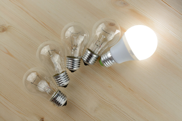 Lámparas led e incandescentes
 - Foto, Imagen