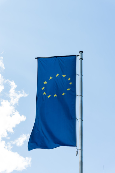 Прапор Європейського Союзу на Синє небо - Фото, зображення
