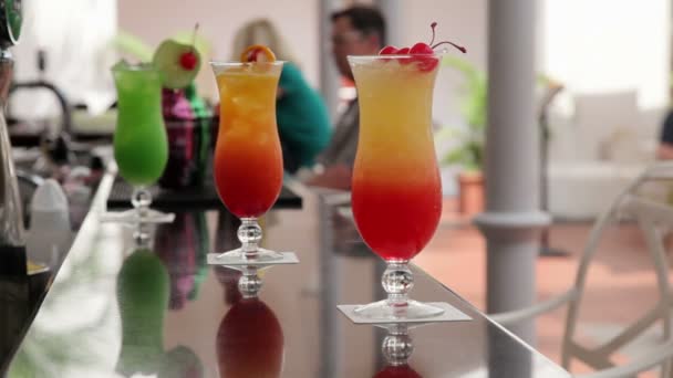 Singapur Sling kokteyller uzun Bar - Video, Çekim