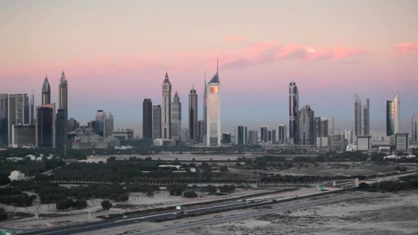 pilvenpiirtäjiä Sheikh Zayed Roadilla, Dubaissa
 - Materiaali, video